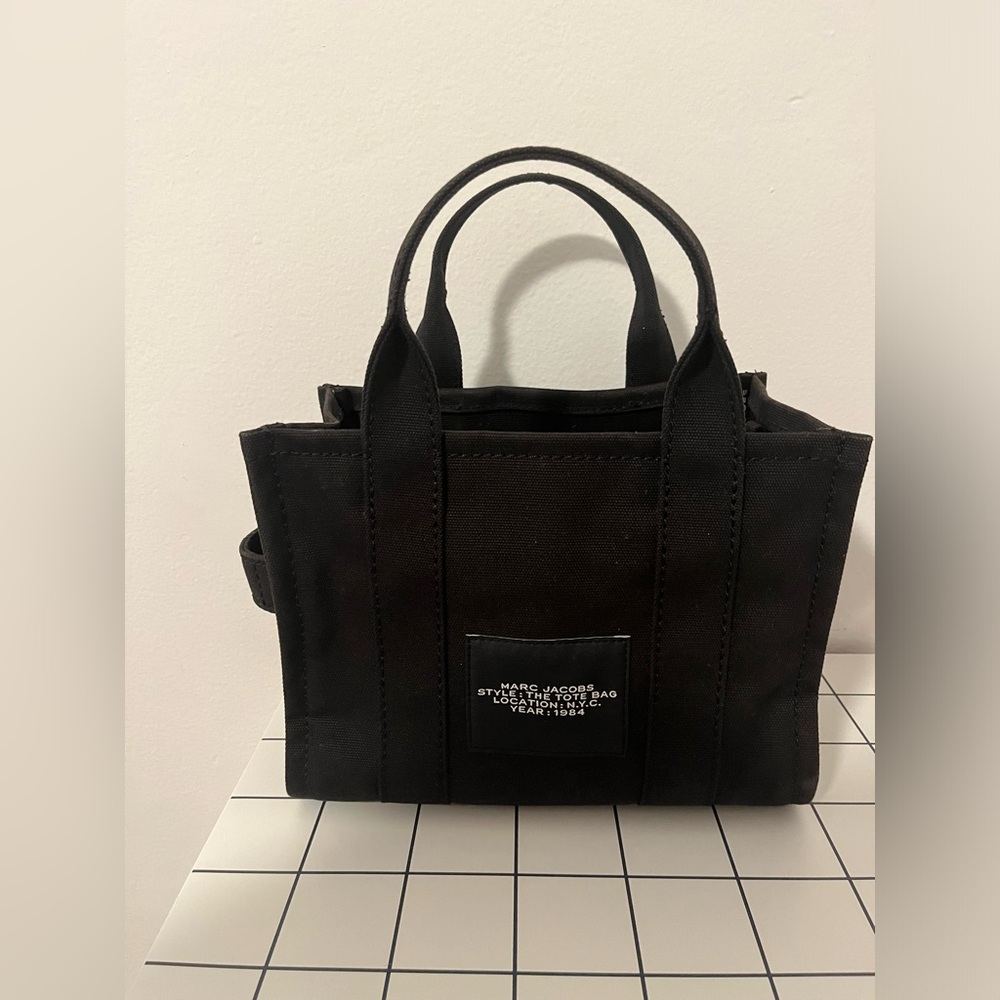 Marc Jacobs: The Tote Bag (Canvas Black & White Small) 🤍 - Picture 4 of 14